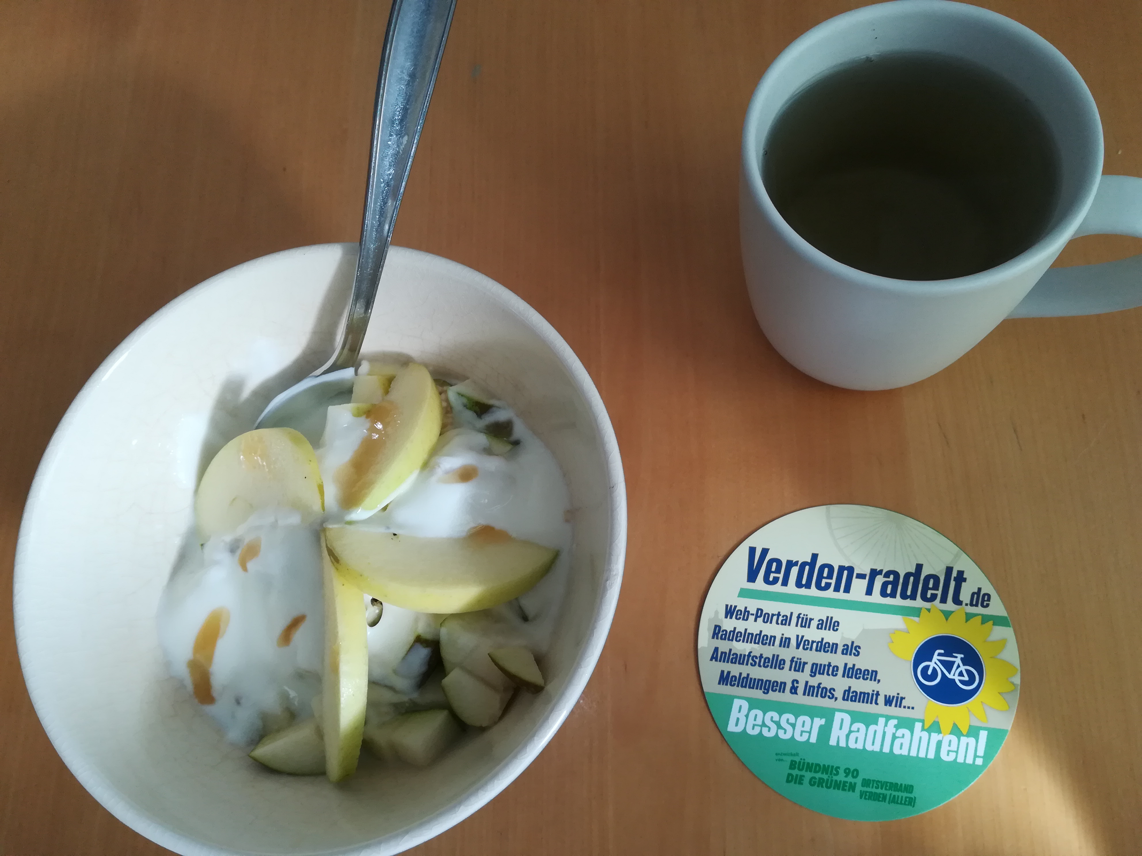 Obst mit Joghurt und Flyer von verden-radelt.de